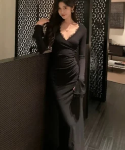 Elegant Autumn Lace Mermaid V-Neck Long Sleeve Slim Black Prom Dress